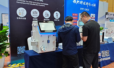 霍爾斯團隊與客戶交流 霍爾斯團隊與客戶交流